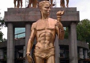 На статую обнаженного Прометея перед парламентом Македонии надели набедренную повязку