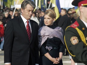 Ющенко и Тимошенко возложили цветы к памятникам выдающимся украинцам