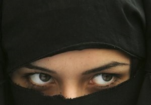 Арабский дипломат развелся с женой, скрывавшей бороду