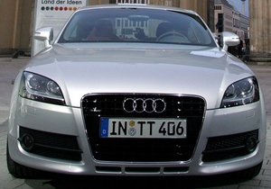 В Москве Audi TT врезалась в машину спецполка ДПС, сопровождавшую авто Генпрокуратуры