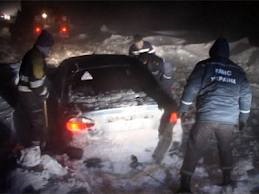 Непогода в Украине -В Ровенской области спасатели освободили из снежных заносов 10 автомобилей