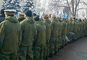 Во время церемонии возложения цветов воины-афганцы развернулись к Януковичу спиной