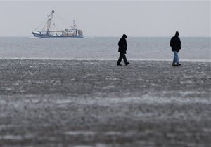 В Северном море совершил аварийную посадку на воду вертолет, погибли два человека