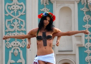 Визит Кирилла: Обнаженная активистка FEMEN имитировала распятие у стен Софии Киевской