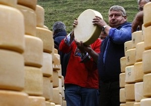 В Украине действуют одни стандарты на сыр для экспорта и внутреннего рынка - Азаров