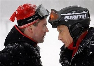 Путин и Медведев покатались на лыжах и снегоходах