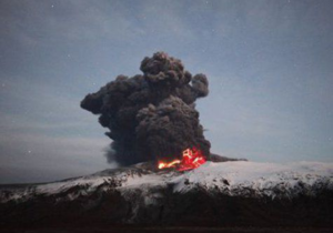 Два извергающихся вулкана на Камчатке могут спровоцировать авиакатастрофу