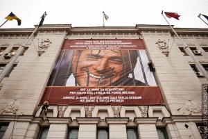 В ответ на плакат с Тимошенко на фасаде мэрии Харькова появилось обращение к властям Рима