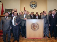 Киргизских депутатов хотят вооружить
