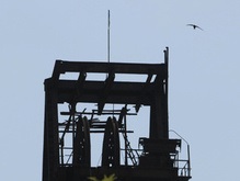 На Донбассе горит шахта: спасатели выводят горняков на поверхность