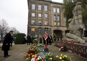 Янукович с президентами Польши и Германии почтил память расстрелянных во Львове профессоров