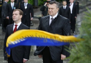 Медведев и Янукович возложили венки к Вечному огню и памятнику жертв Голодомора