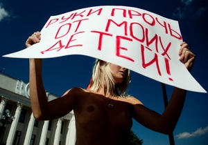 Движение FEMEN решило защитить украинскую порноактрису от народных депутатов