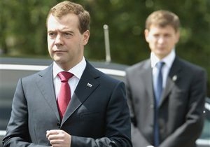 Медведев возложил цветы к могиле Ахмата Кадырова
