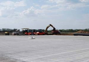 В аэропорту Донецка открыли взлетно-посадочную полосу. Власти называют ее одной из лучших в Европе