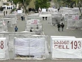 В центре Тбилиси неизвестный протаранил автомобилем клетки, установленные оппозицией