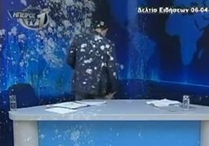 В Греции телеведущего забросали яйцами в прямом эфире