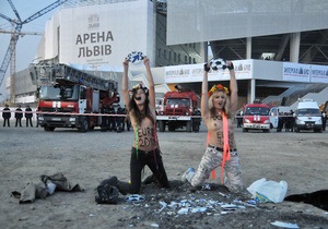 Активисток FEMEN задержали перед открытием Арены Львов