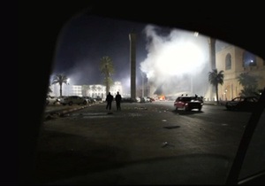 ВВС Ливии обстреляли окрестности города Рас-Лануф. Каддафи заявляет, что в стране все нормально