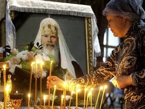 Тысячи людей приходят проститься с Патриархом Алексием II