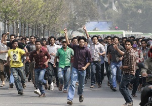 В столице Бангладеш массовые демонстрации переросли в столкновения с полицией