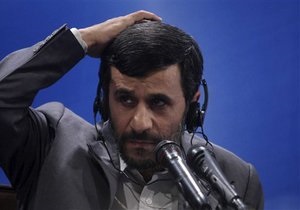 На фоне рекордного падения нацвалюты Ахмадинеджад сообщил о полном финансировании импорта