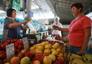Корреспондент: Тот еще фрукт. Более половины фруктов, продающихся в Украине, выращены за границей