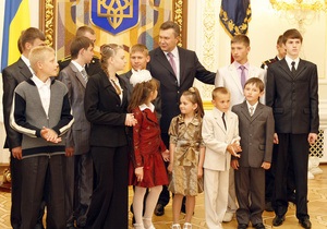 Янукович вручил детям награды