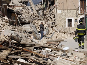 Последствия землетрясений в Италии: более 100 жертв, 1,5 тыс. раненых