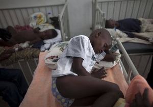 На Гаити местные жители забросали камнями госпиталь для больных холерой