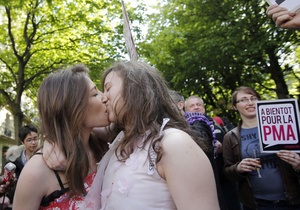 Парламент Франции окончательно утвердил легализацию однополых браков. Оппозиция заявляет о нарушении конституции