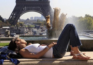 Парижанкам впервые с 1800 года официально разрешили носить брюки