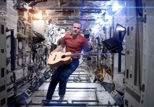 МКС - новости науки - Дэвид Боуи: Капитан экипажа МКС записал первое музыкальное видео в космосе