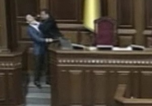 В интернете появилось видео драки Мартынюка с Ляшко в президиуме Рады
