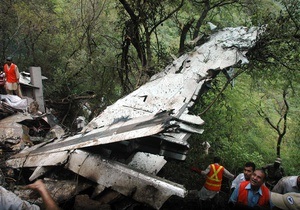 На месте авиакатастрофы в Пакистане найдены черные ящики