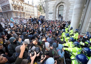 Тысячи британских студентов вновь протестуют против повышения платы за образование
