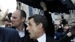 Франция: президента встретили оскорблениями и насмешками