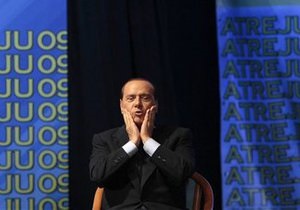 Берлускони приглашал на виллу стриптизерш, одетых в рясы