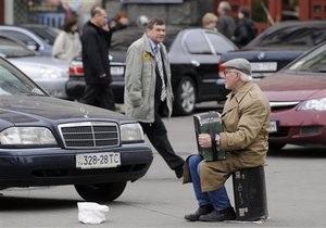 Исследование выявило, сколько украинцы готовы отдавать на милостыню
