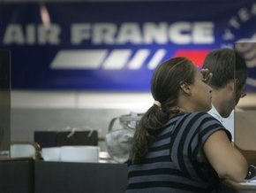 Власти Франции опубликовали список пассажиров пропавшего самолета