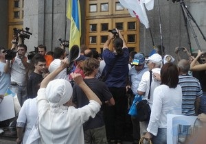 Противники языкового закона штурмуют здание Харьковского горсовета