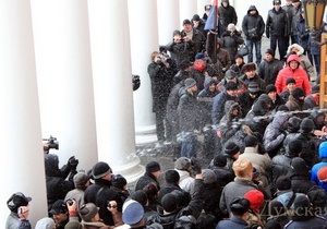 В Одессе  избили участницу митинга возле здания городского совета