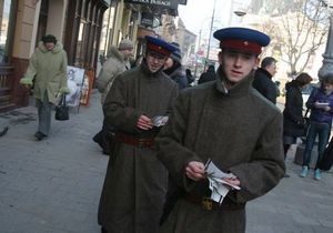Во Львове люди в форме сотрудников НКВД раздавали прохожим  повестки  в прокуратуру
