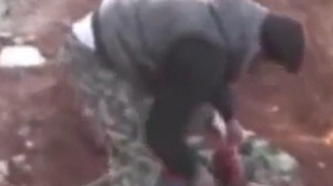 Глава сирийских повстанцев, поедавший внутренности солдата из армии Асада, рассказал о новом шокирующем видео