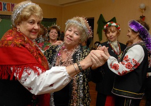 Янукович и Азаров поздравили украинцев с Днем людей преклонного возраста