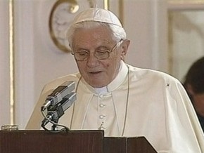 Во время речи в Праге на Папу Римского залез паук