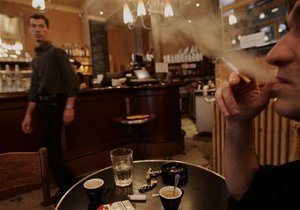 Загрязненность воздуха киевских кафе, где курят, в 12 раз превышает норму