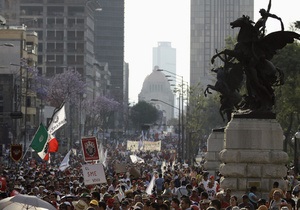 Протестующие учителя подожгли офисы партий в Мексике