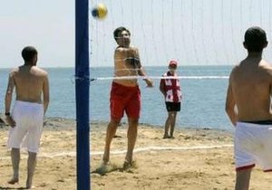 Саакашвили в красных трусах сыграл в волейбол на пляже и пообещал еще раз съесть галстук