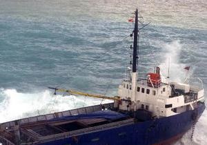 Сильный ветер перевернул два торговых судна и шесть лодок у побережья Китая
